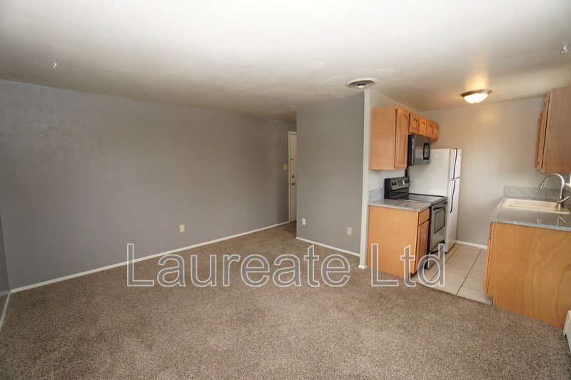 Bright and open 1 bedroom unit in Lakewood!! property image