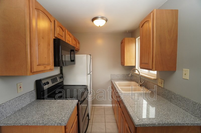 Bright and open 1 bedroom unit in Lakewood!! property image
