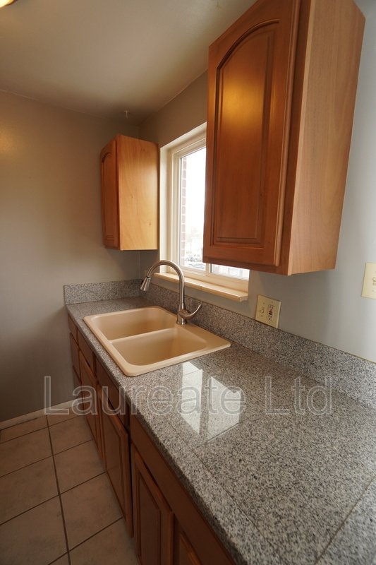 Bright and open 1 bedroom unit in Lakewood!! property image