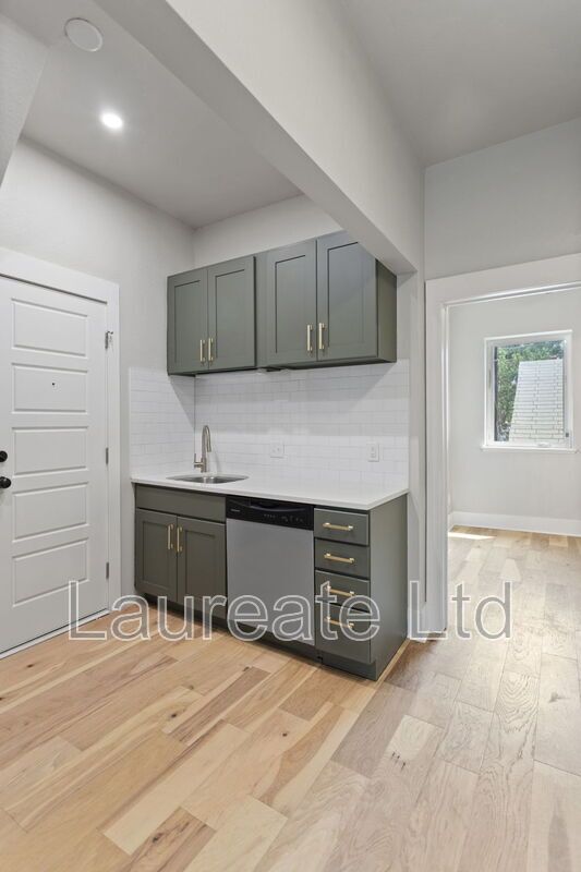 Meticulously renovated Historic 1bd Unit in North Wash Park!! property image