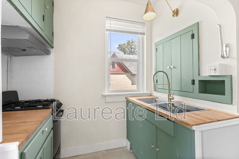 Beautifully remodeled 1Bd unit in historic Victorian home. Minutes to City Park!!! property image