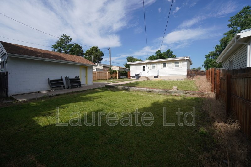 Spacious 3 bedroom Ranch with finished basement in Englewood!! property image