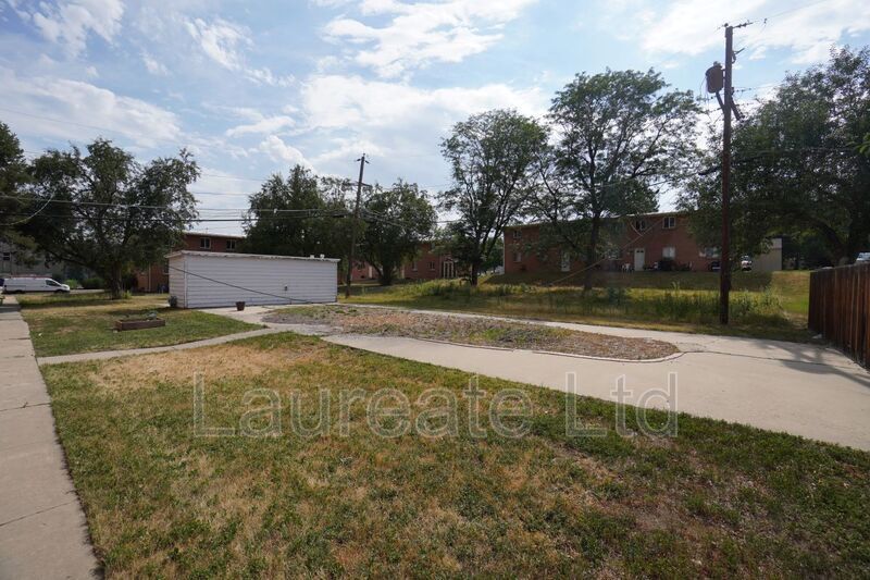 Great 2 bedroom 4-plex unit off of 6th & Kipling!! property image