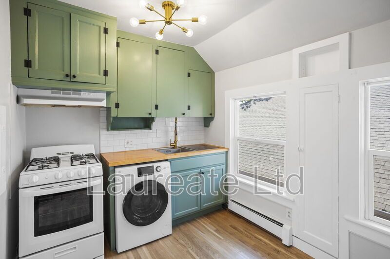 Beautifully remodeled 1Bd unit in historic Victorian home. Minutes to City Park!!! property image