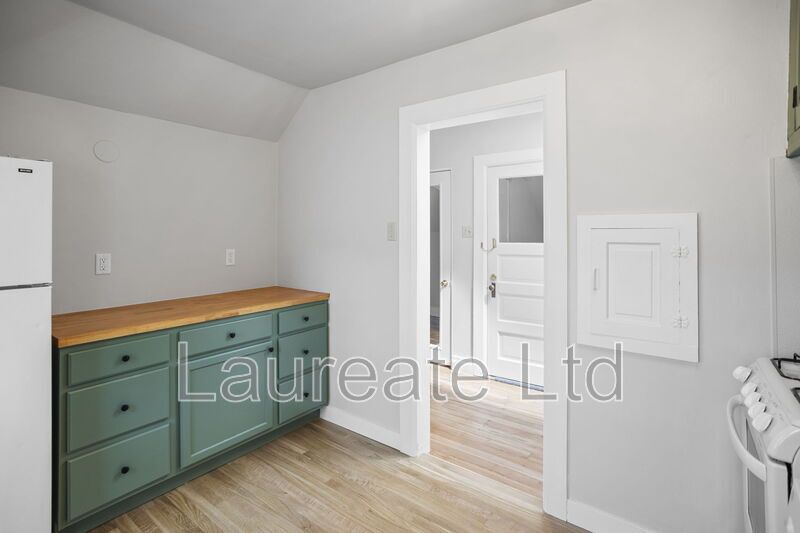 Beautifully remodeled 1Bd unit in historic Victorian home. Minutes to City Park!!! property image