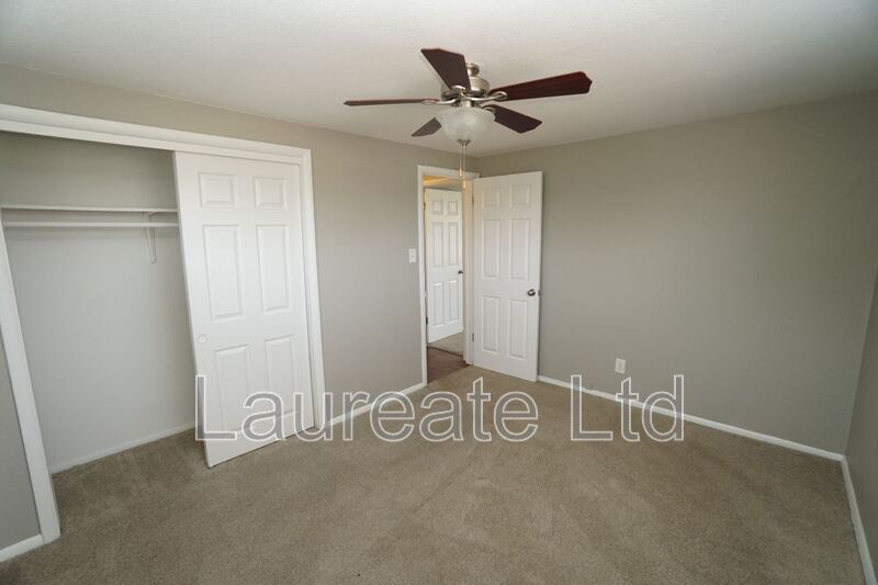 Bright and Open 2 bedroom in Lakewood!! property image