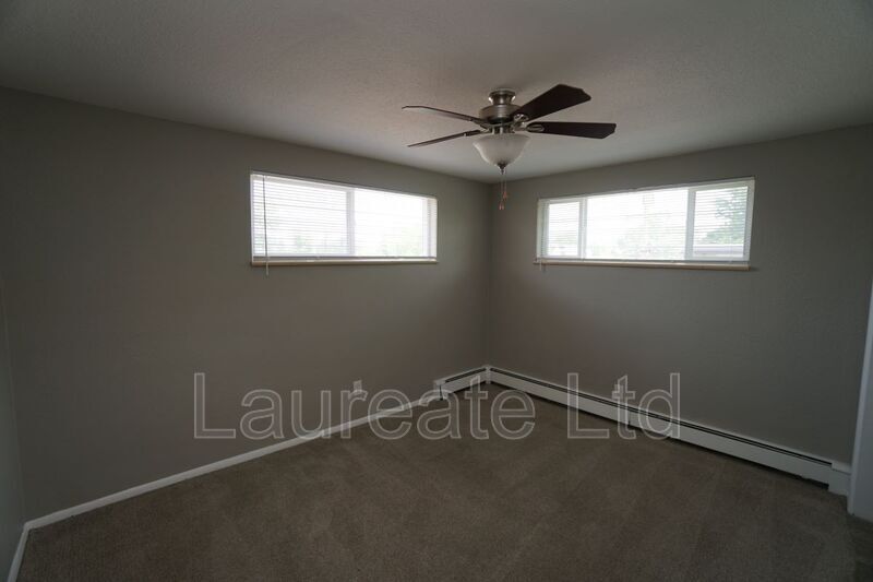 Bright and Open 2 bedroom in Lakewood!! property image