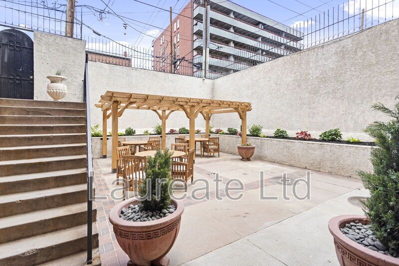 Newly remodeled Loft in Historic Alta Courts building!! Blocks from Chessman Park!! property image