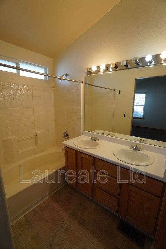 Bright and Open 3bd Tri-Level with unfinished basement in Alton Park!! property image