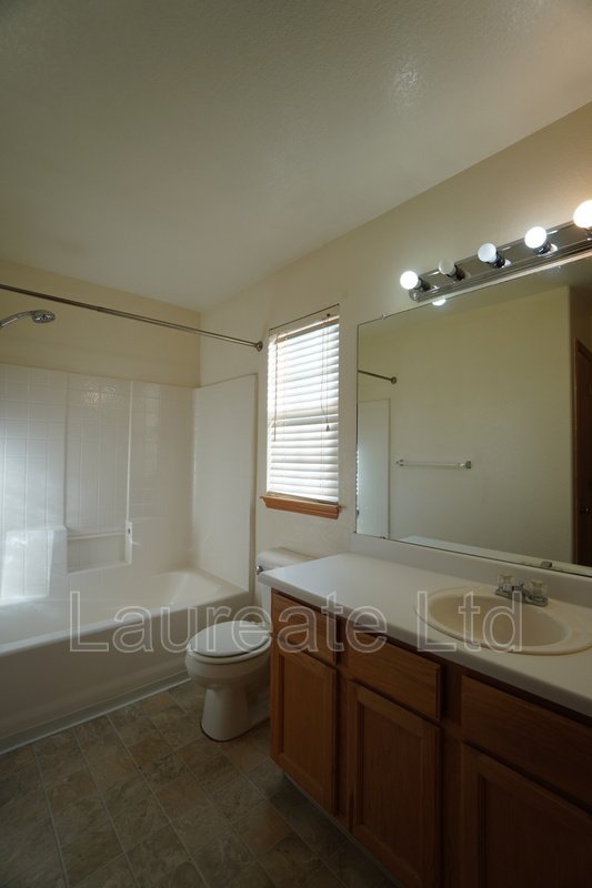 Bright and Open 3bd Tri-Level with unfinished basement in Alton Park!! property image