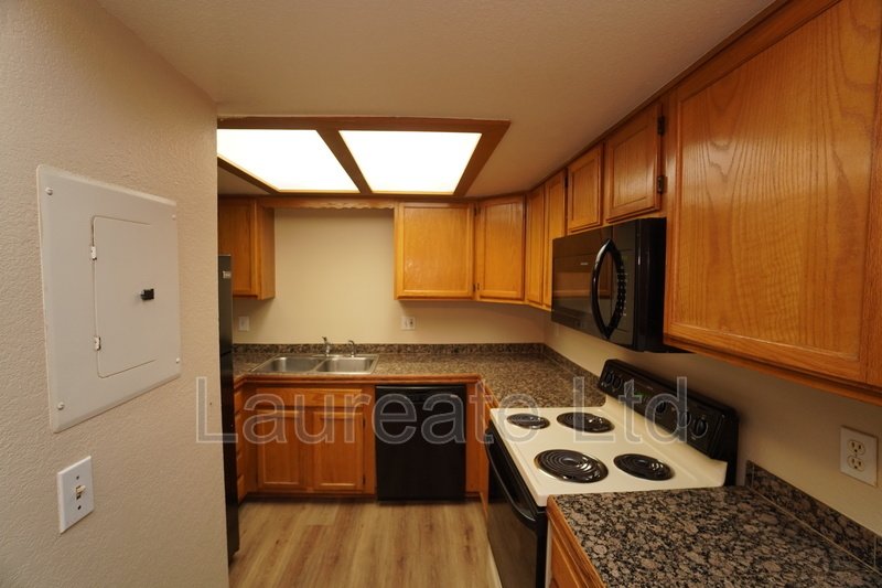Spacious 2 Bed 2 Bath Condo in Aurora!! property image