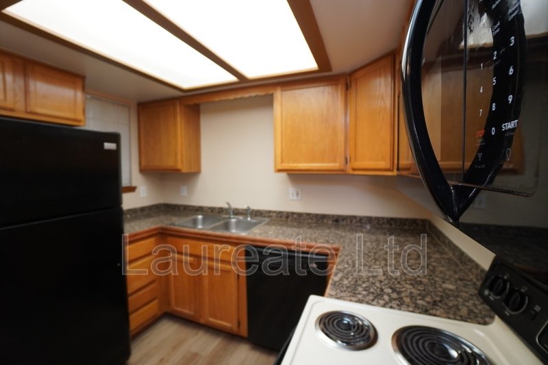 Spacious 2 Bed 2 Bath Condo in Aurora!! property image