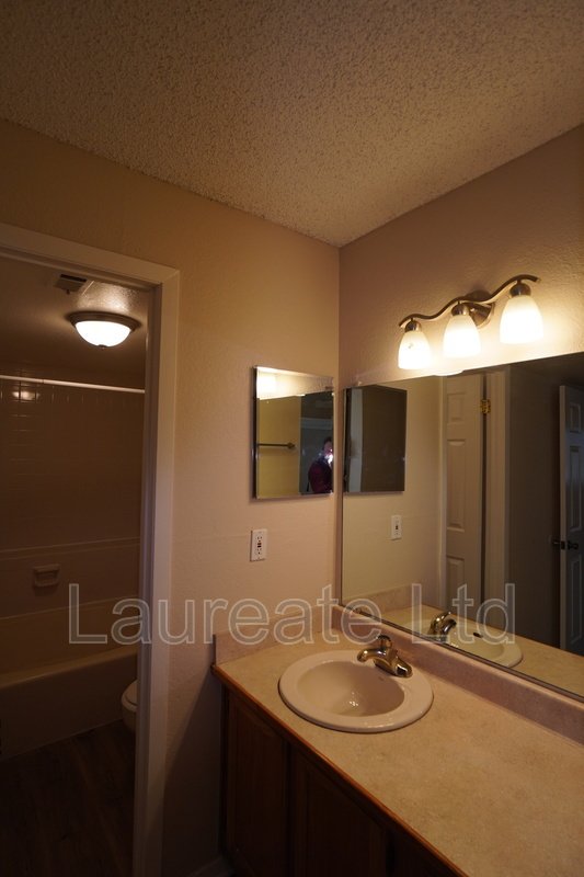 Spacious 2 Bed 2 Bath Condo in Aurora!! property image