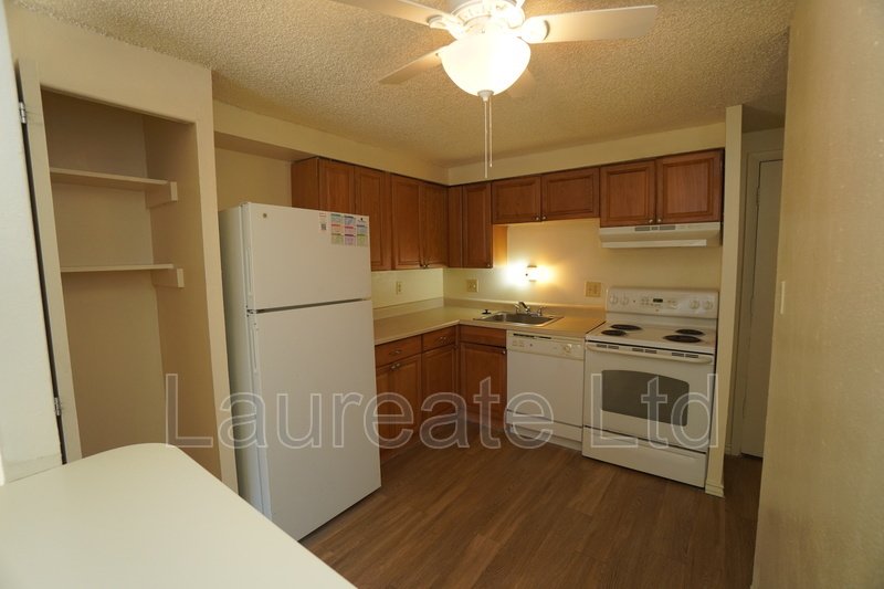 Bright and Open 2nd level 1 bedroom condo near Glendale!! property image
