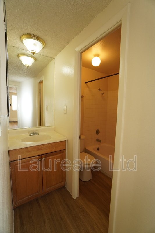 Bright and Open 2nd level 1 bedroom condo near Glendale!! property image