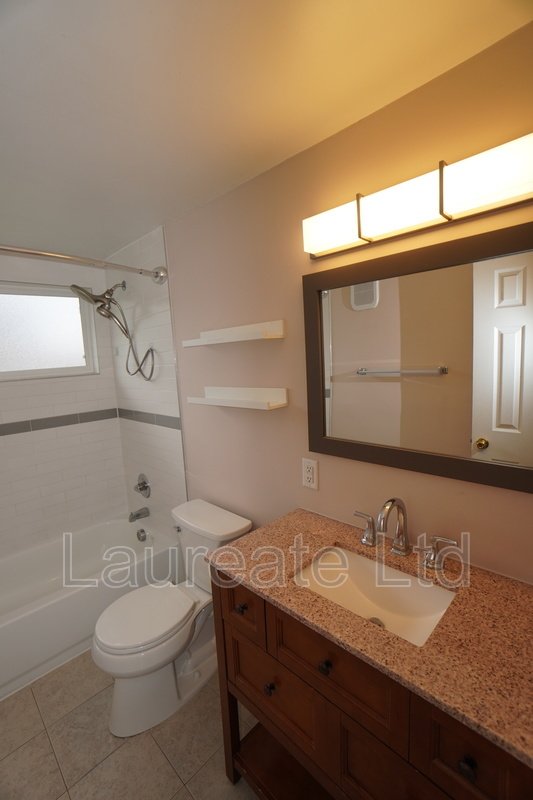 Spacious 2 bedroom Upper Unit in Lakewood!! property image