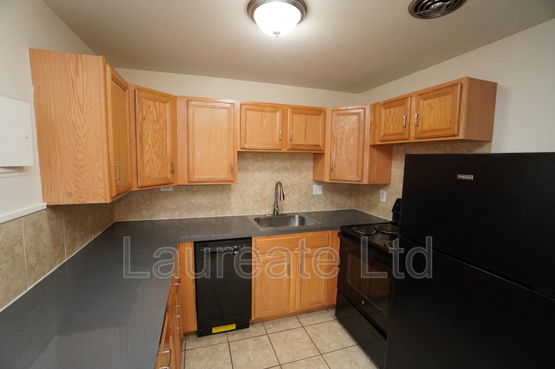 Bright and Open 2 bedroom in Lakewood!! property image