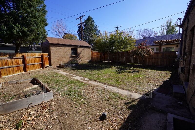 Spacious 4 Bedroom Home with finished basement in Park Mayfair Neighborhood!!! property image