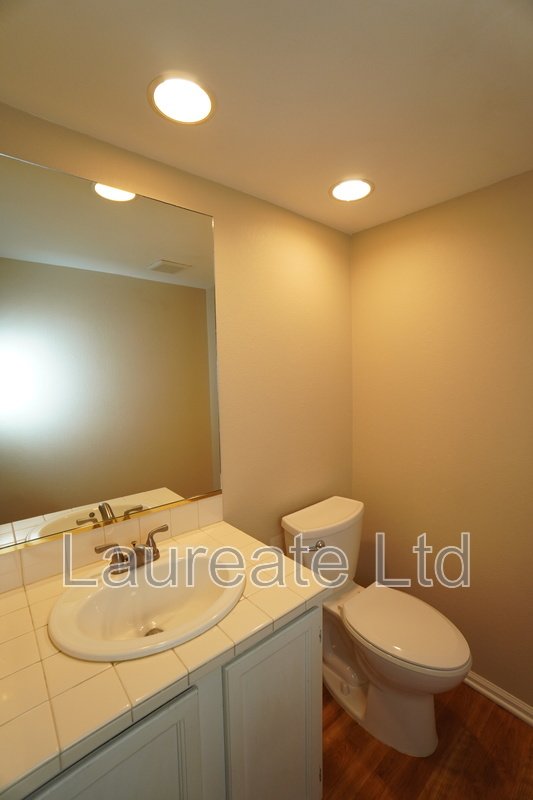 Beautiful 2 Bedroom Townhome in Gated Community property image