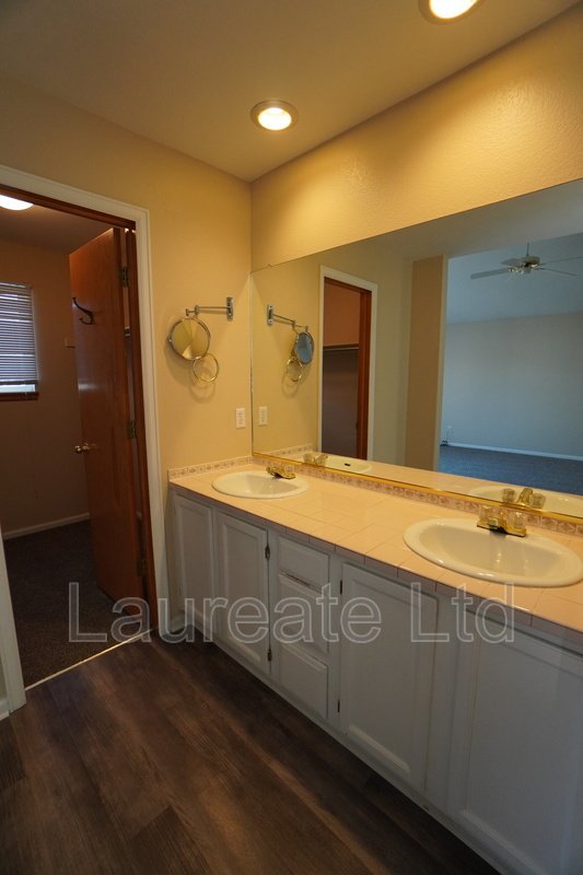 Beautiful 2 Bedroom Townhome in Gated Community property image