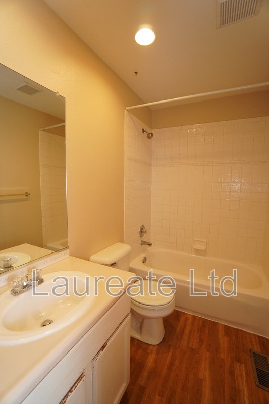 Beautiful 2 Bedroom Townhome in Gated Community property image