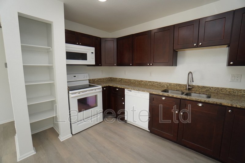 4 BEDROOM TOWNHOME IN SOUTH DENVER MUST SEE!! property image