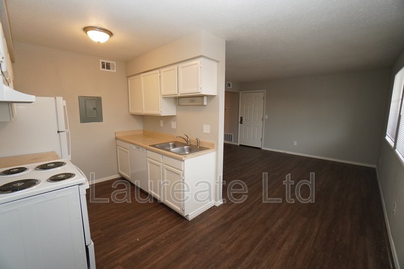 Spacious and Bright Upper Unit in 4-Plex!! Mintues to Sloan's Lake and Edgewater!! property image