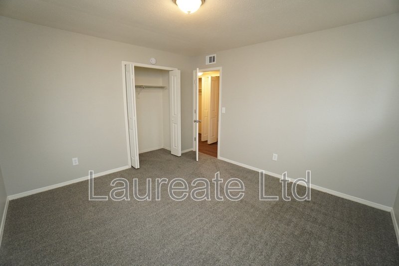 Spacious and Bright Upper Unit in 4-Plex!! Mintues to Sloan's Lake and Edgewater!! property image