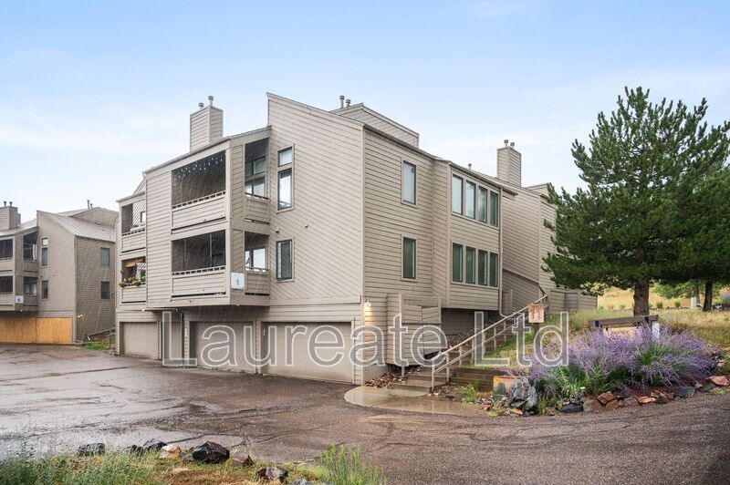 Stunning penthouse unit in sought after Genesee Village! property image