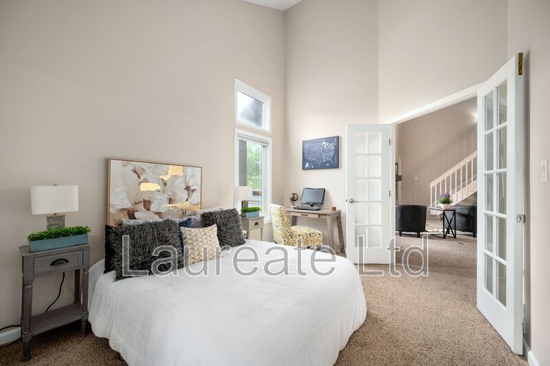 Stunning penthouse unit in sought after Genesee Village! property image