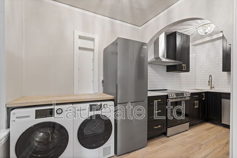 Stunning remodeled 1 bedroom unit in Historic building in the Heart of Capitol Hill!! property image