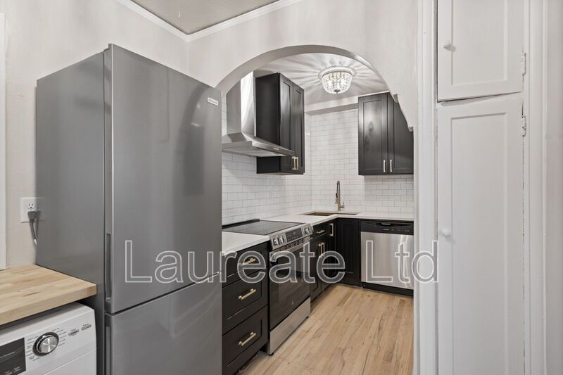 Stunning remodeled 1 bedroom unit in Historic building in the Heart of Capitol Hill!! property image