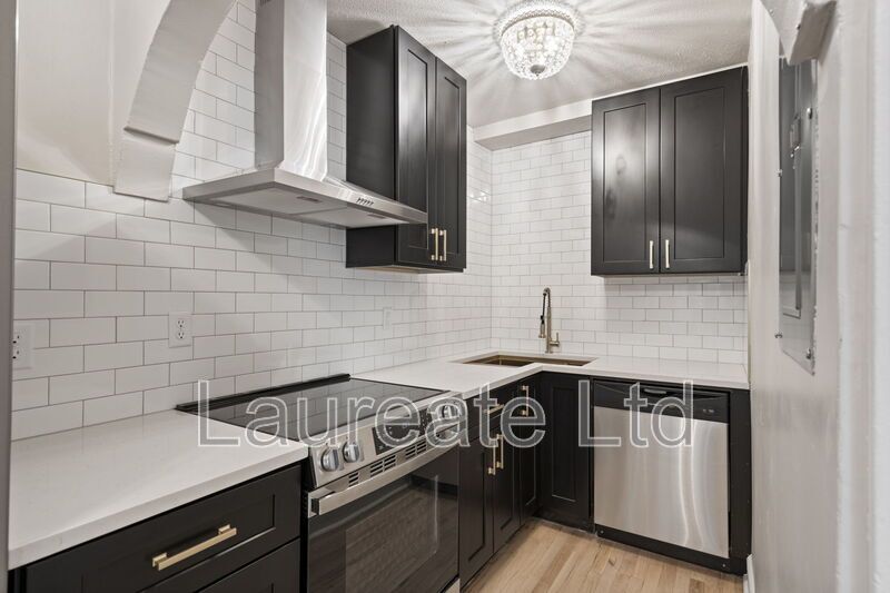 Stunning remodeled 1 bedroom unit in Historic building in the Heart of Capitol Hill!! property image