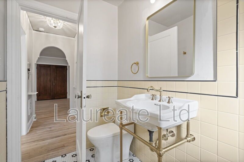 Stunning remodeled 1 bedroom unit in Historic building in the Heart of Capitol Hill!! property image