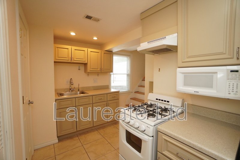 Charming 1 bedroom Single Family Carriage Home in the Heart of DU!!! property image