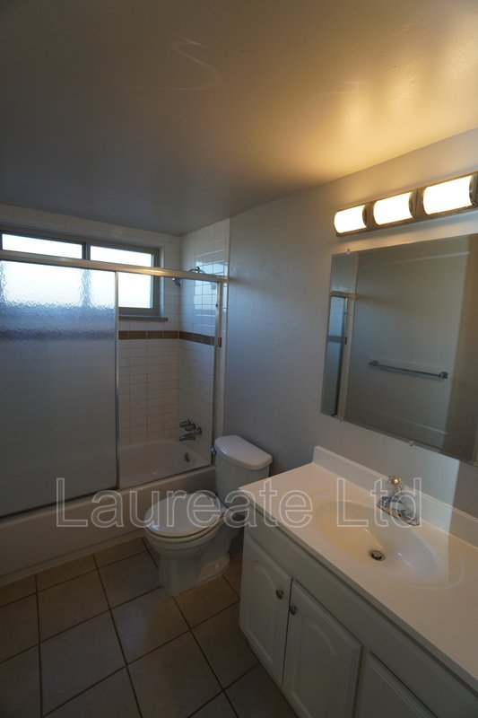 Spacious 2 Bed 1 Bath 2nd Floor unit in Lakewood!!! property image