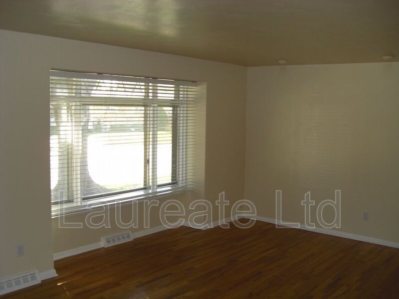 Nice 3+ Bed 2 bath in SE Denver - MUST SEE!! property image