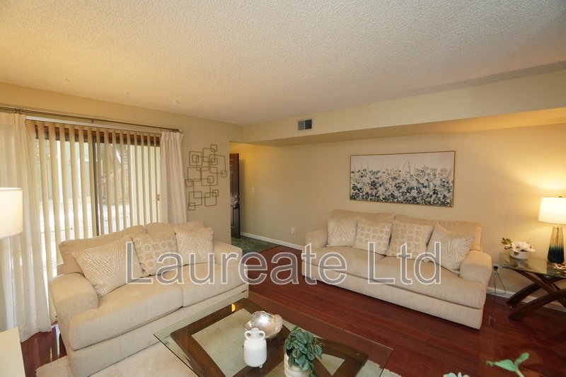 Meticulously maintained 1 bedroom ground floor unit in Glendale!! 1/2 Month rent incentive! property image