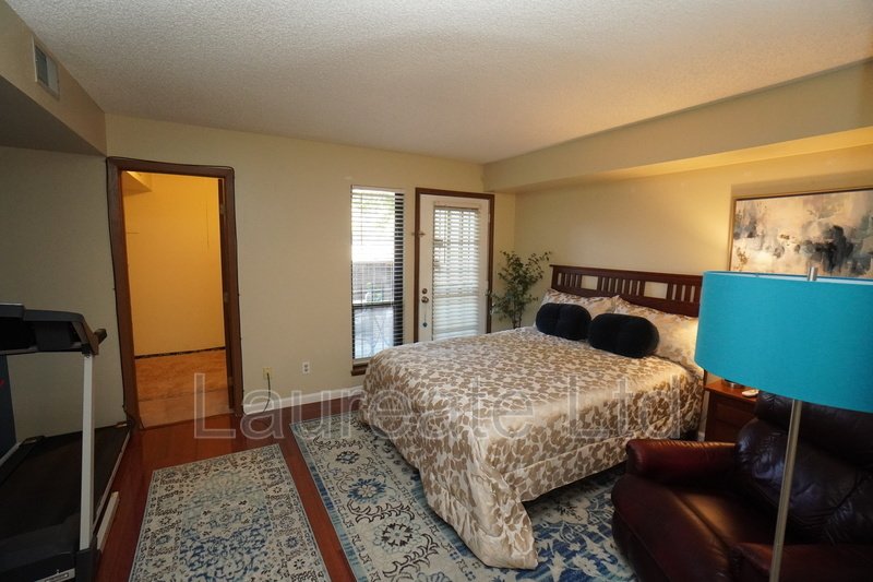 Meticulously maintained 1 bedroom ground floor unit in Glendale!! 1/2 Month rent incentive! property image