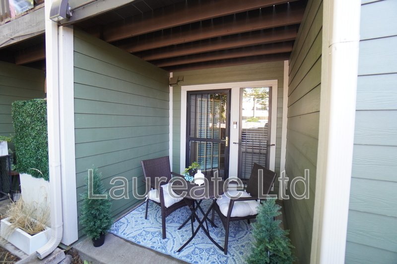Meticulously maintained 1 bedroom ground floor unit in Glendale!! 1/2 Month rent incentive! property image